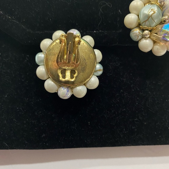 Vintage clip on earrings - Picture 2 of 2